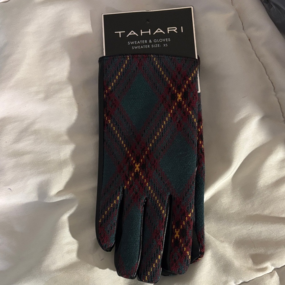 NWT Tahari Women’s Plaid Burgundy and Green Gloves